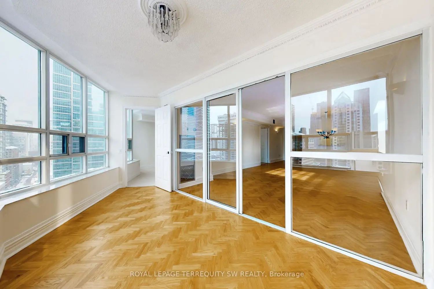 Additional image 7 of 71 Simcoe Street 2001