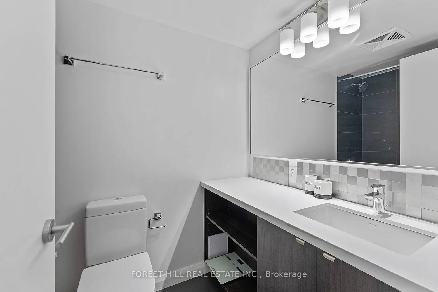 Additional image 11 of 155 Yorkville Avenue 2917