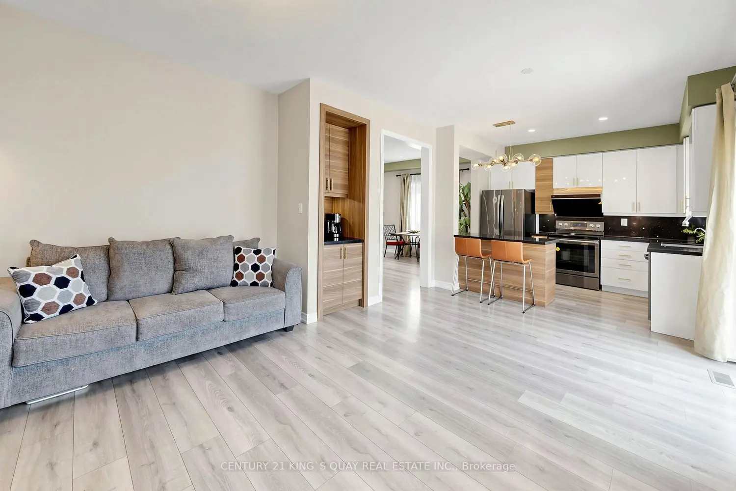 128 Richard Coulson Crescent photo 4