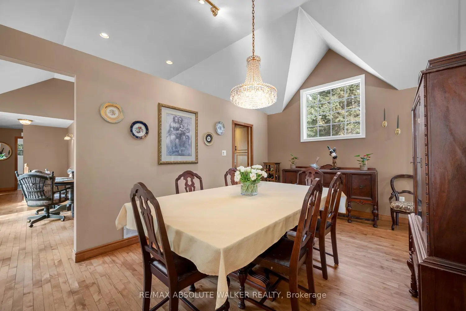 7681 Settler's Way photo 4