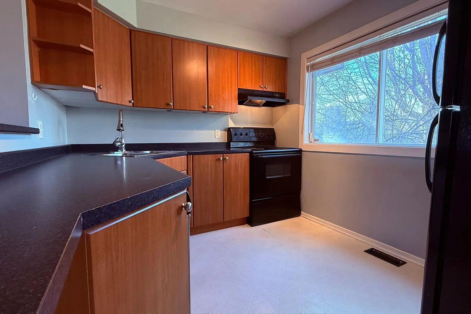 2912 Fairlea Crescent photo 2