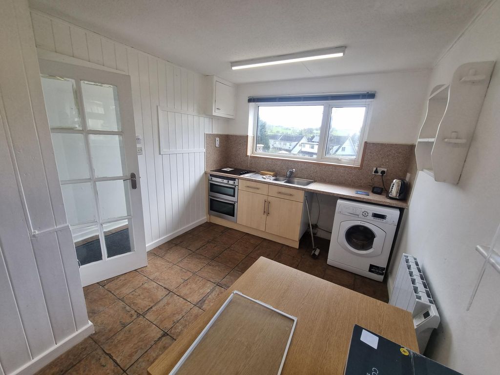 2 bed flat to rentThe Square, Pentraeth LL75 photo 4