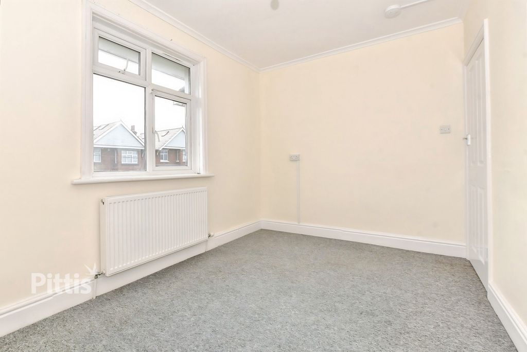 Additional image 4 of 2 bed flat to rentNewport Road, Sandown PO36