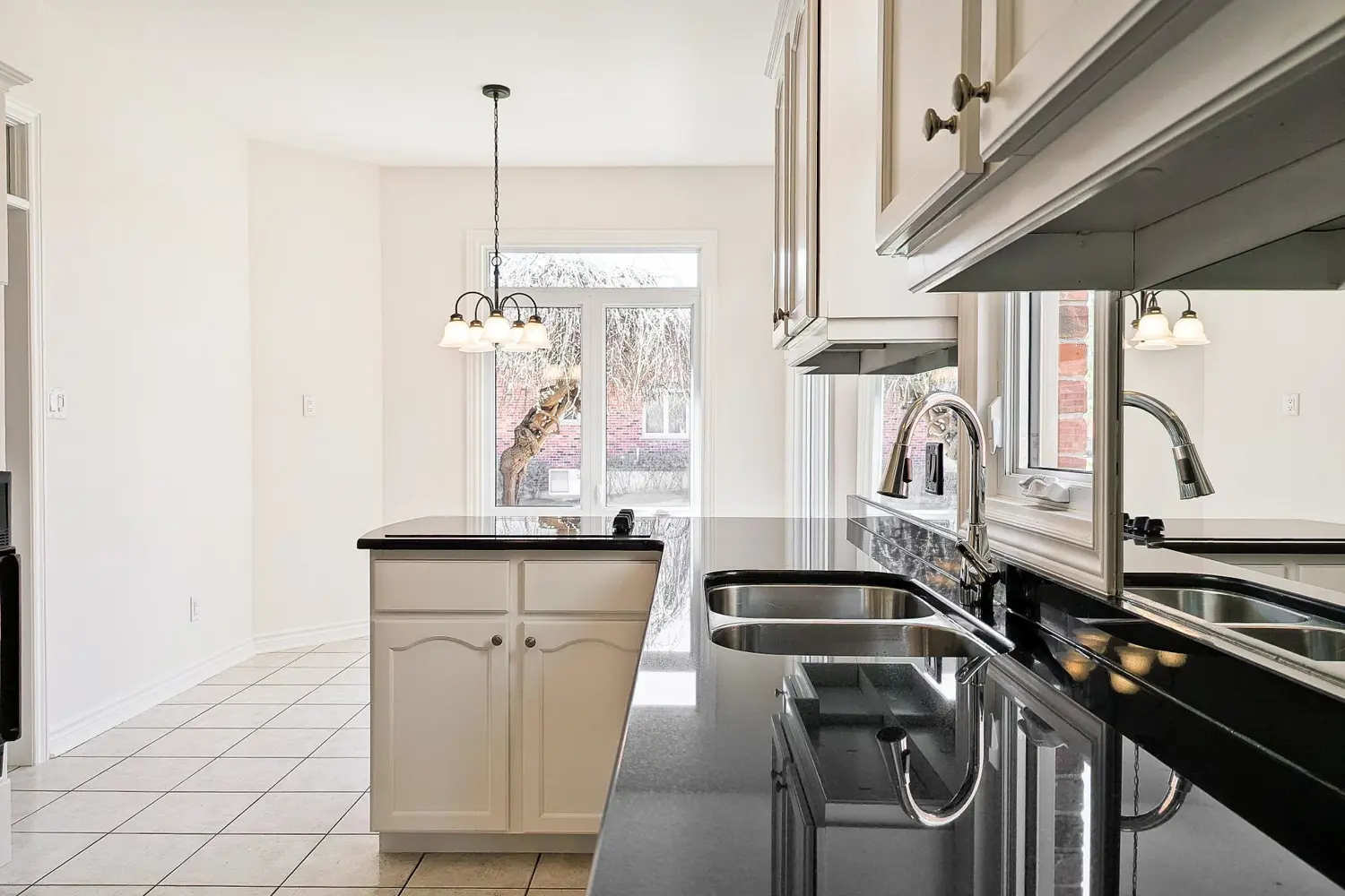 Additional image 8 of 400 Ambleside Drive 10
