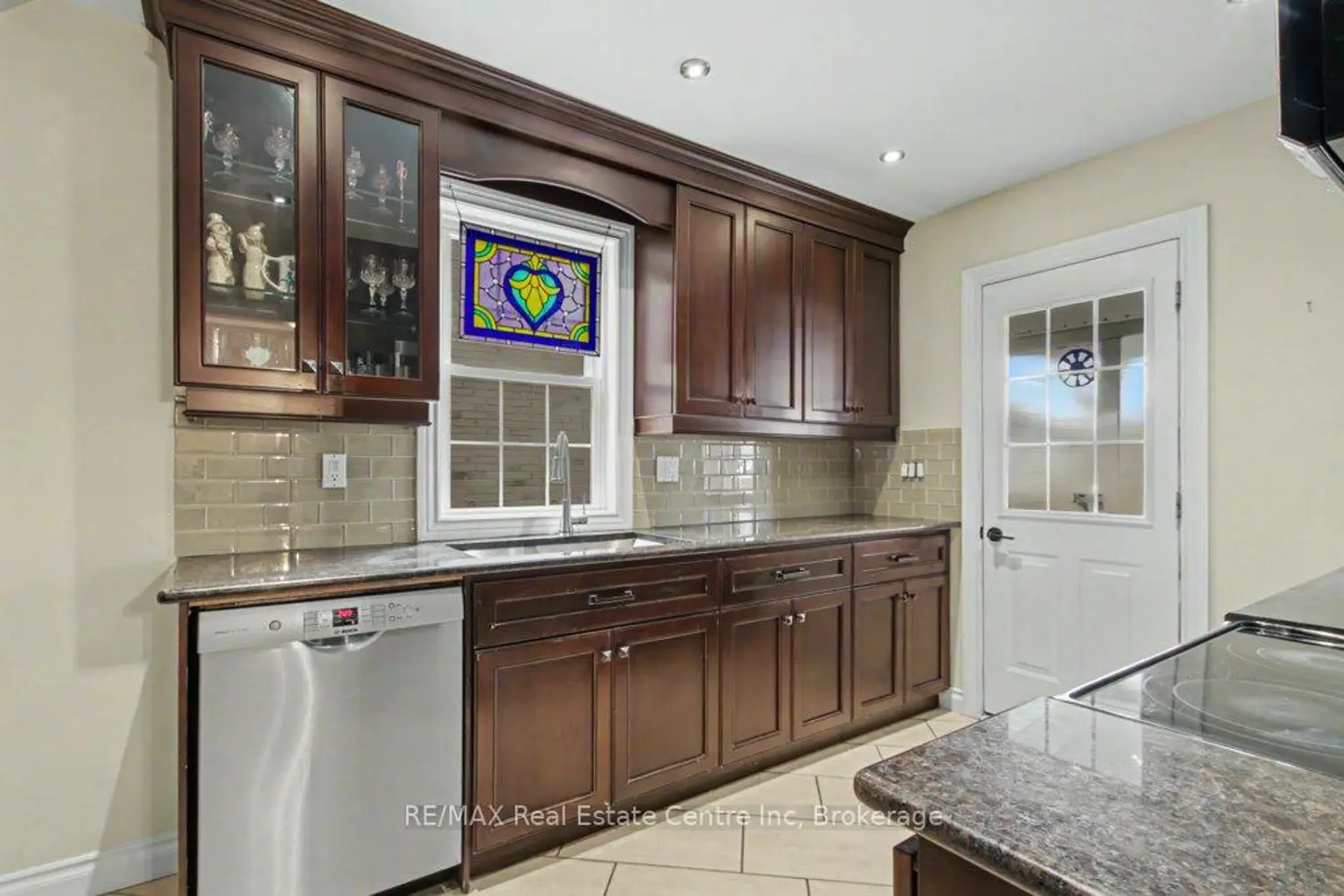 598 Woolwich Street photo 5