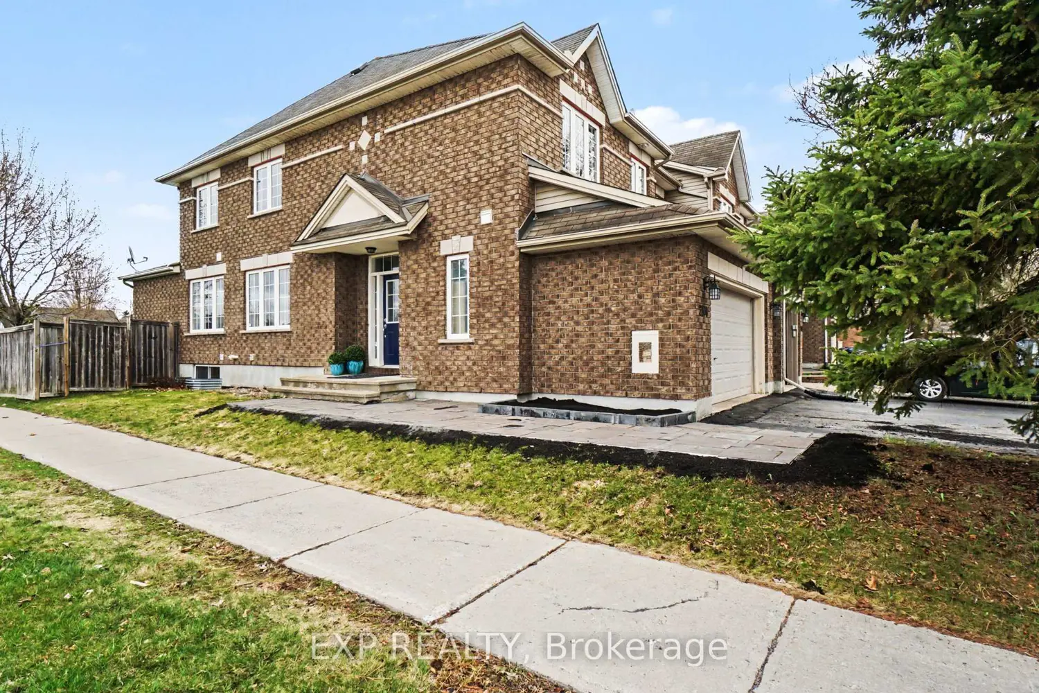 2100 Melette Crescent photo 2