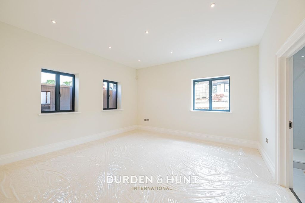 Additional image 13 of 4 bed detached house to rentMott Street, Loughton IG10