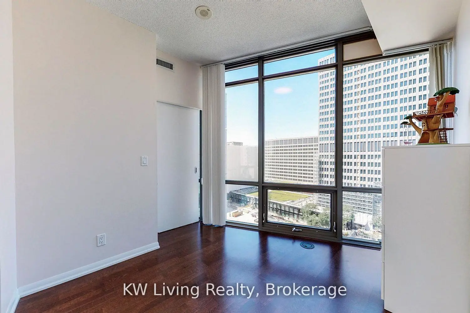 Additional image 15 of 832 Bay Street 1303