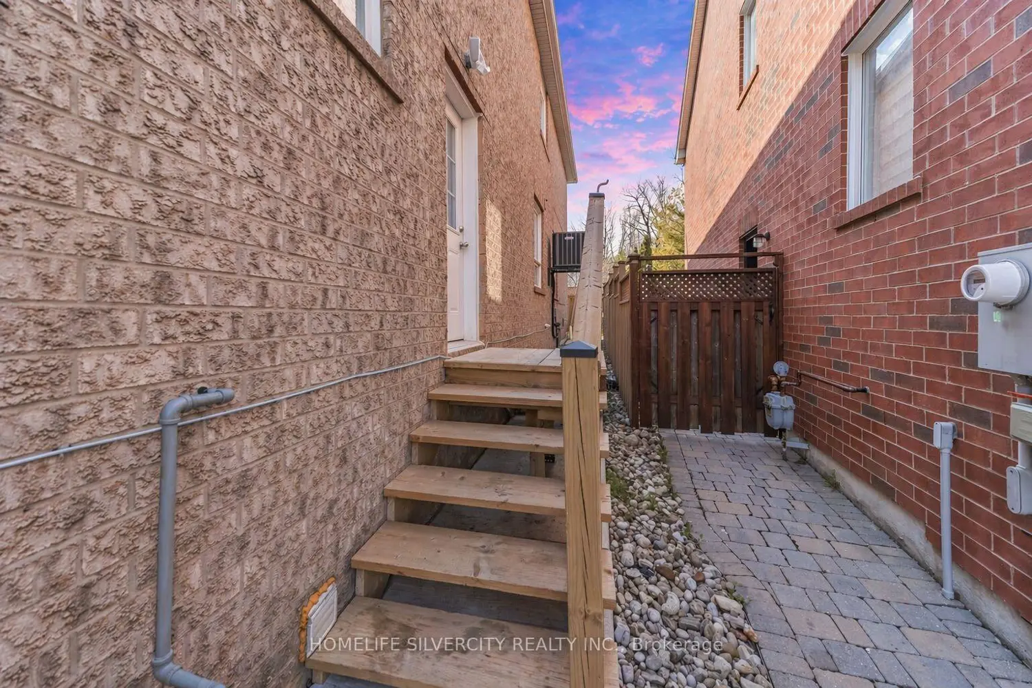 Additional image 17 of 8 Oak Gardens Court