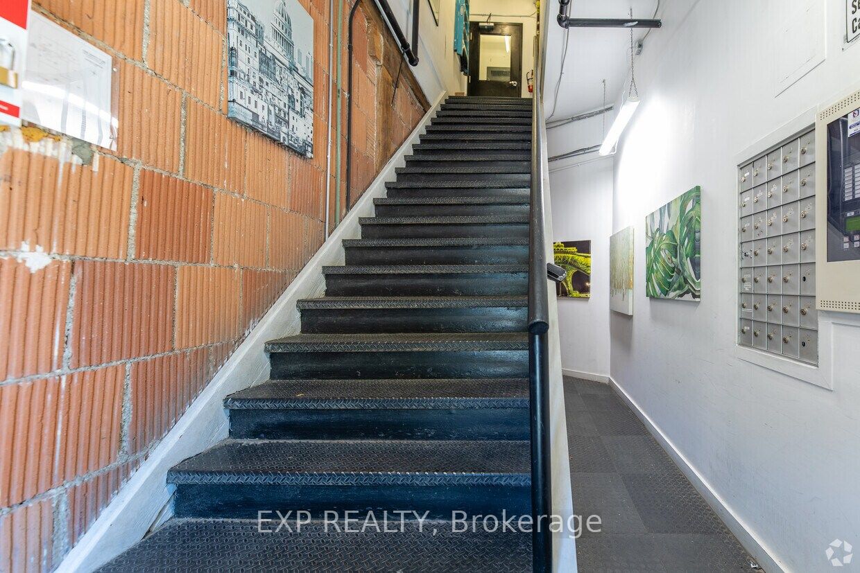 Additional image 5 of 2480 Dundas Street W, Toronto, ON, M6P 1W9