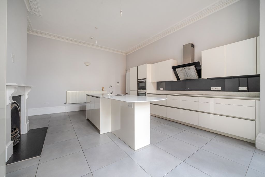 Additional image 2 of 6 bed town house to rentSuffolk Square, Cheltenham GL50