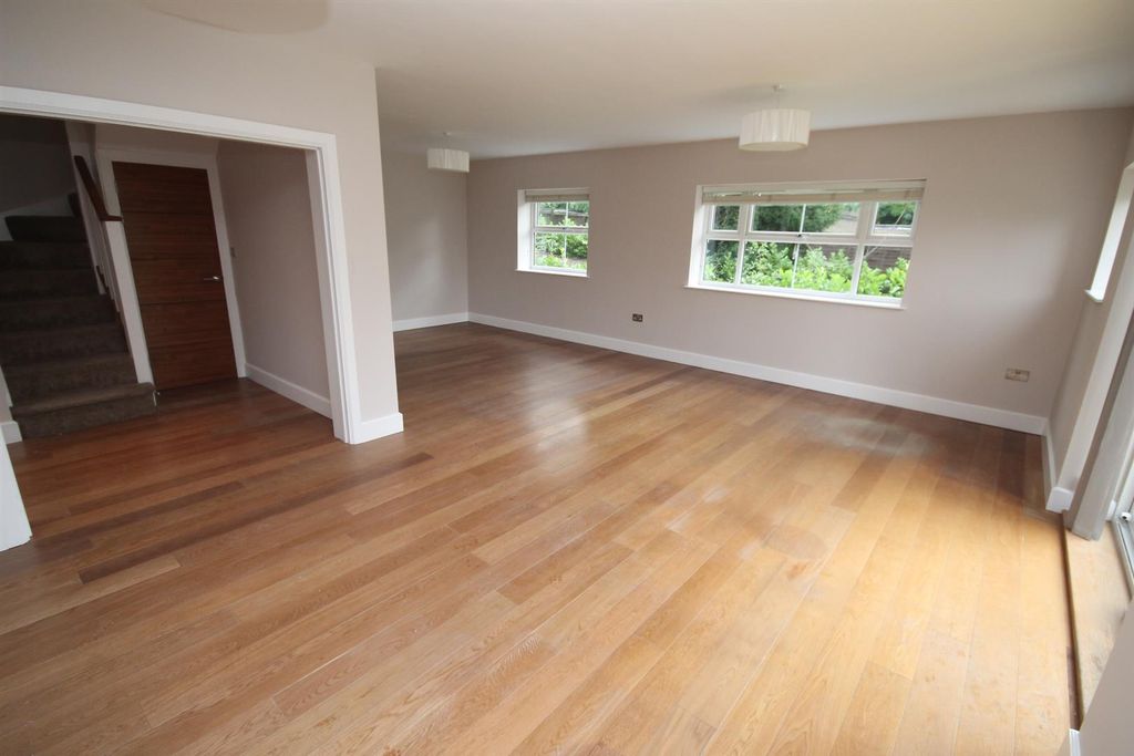 Additional image 3 of 3 bed flat to rentWilliam Court, 109-111 Manor Road, Chigwell, Essex IG7