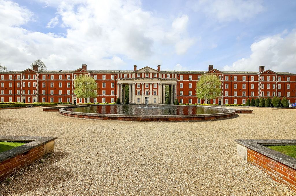3 bed flat to rentPeninsula Square, Winchester SO23