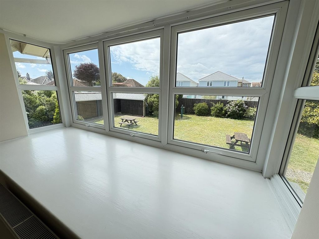 Additional image 3 of 2 bed flat to rentBroadway, Sandown PO36