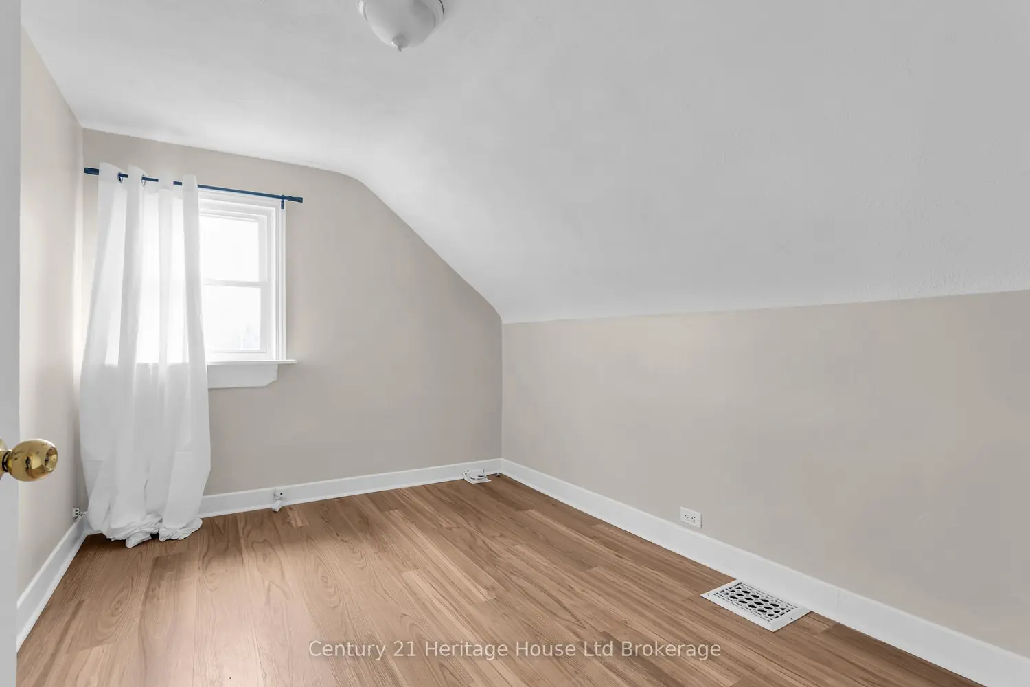 Additional image 10 of 1098 Frances Street