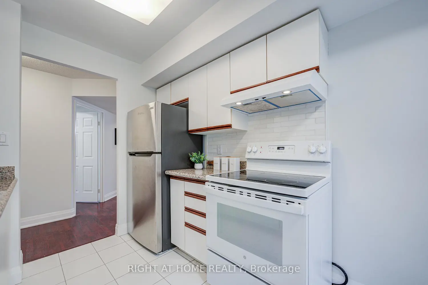 Additional image 7 of 35 Empress Avenue 207