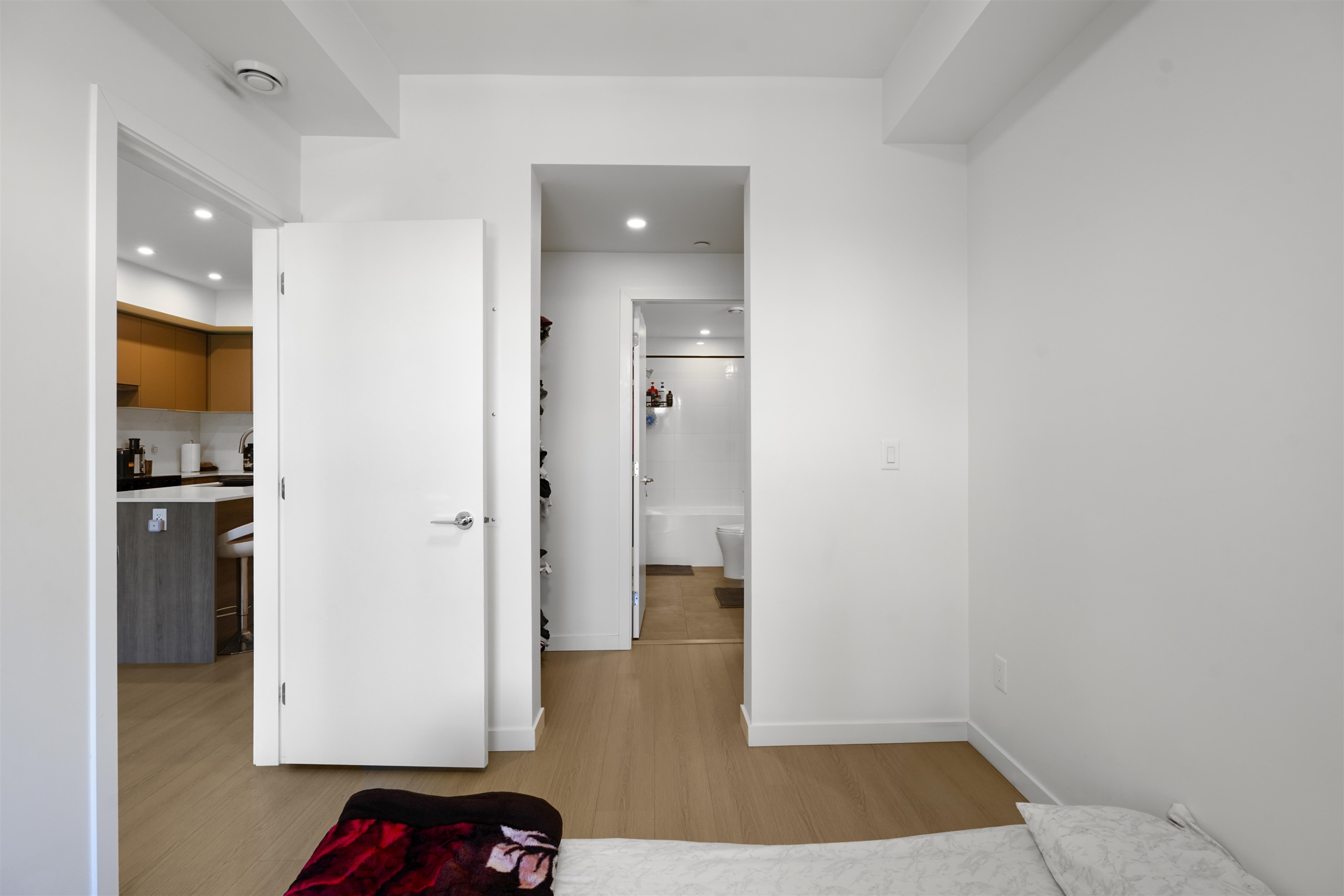 Additional image 5 of E206-10829 140 Street, Surrey, BC, V3R 0H4