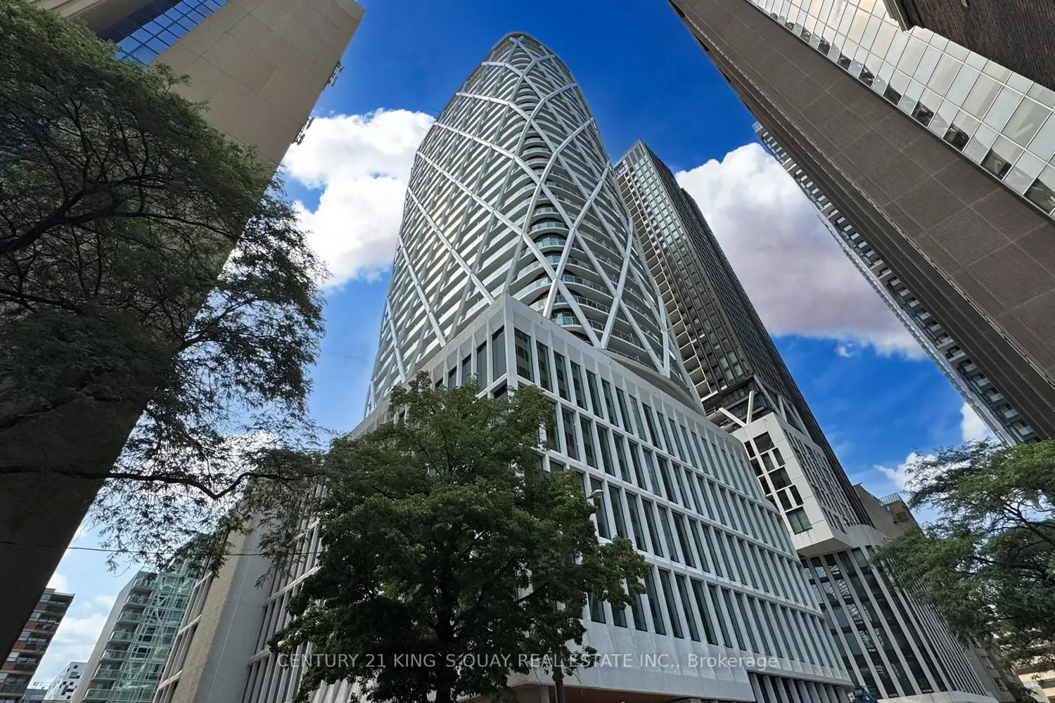 230 Simcoe Street 2417