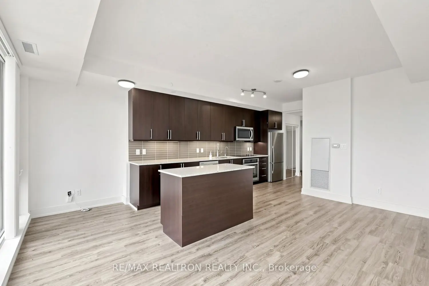 Additional image 11 of 9608 Yonge Street 606