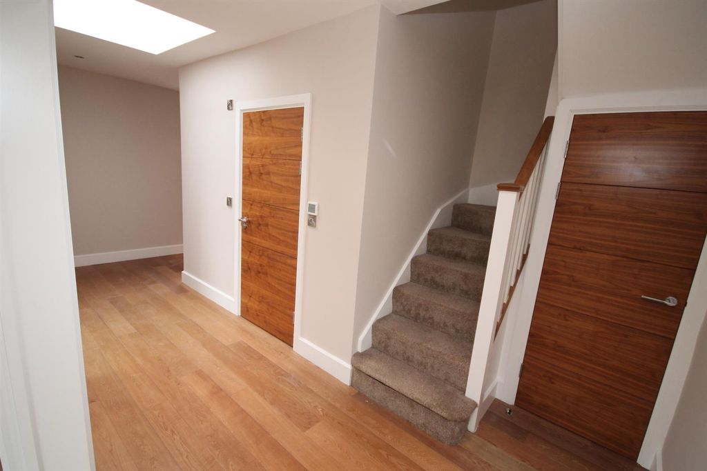 Additional image 7 of 3 bed flat to rentWilliam Court, 109-111 Manor Road, Chigwell, Essex IG7