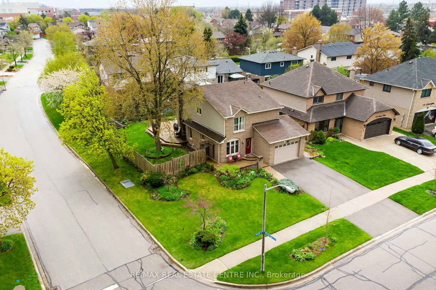569 Vanier Drive photo 2
