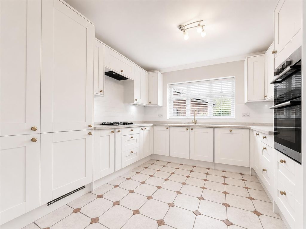 Additional image 2 of 7 bed detached house to rentThe Park, Cheltenham GL50