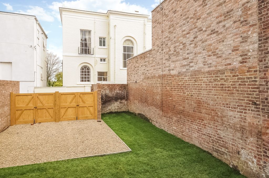 Additional image 8 of 6 bed town house to rentSuffolk Square, Cheltenham GL50