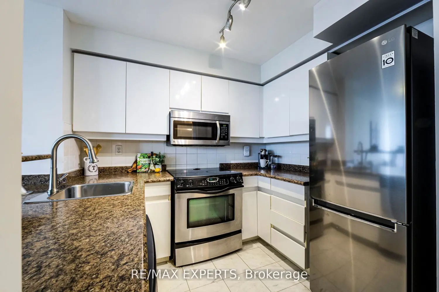 Additional image 8 of 942 Yonge Street 1006
