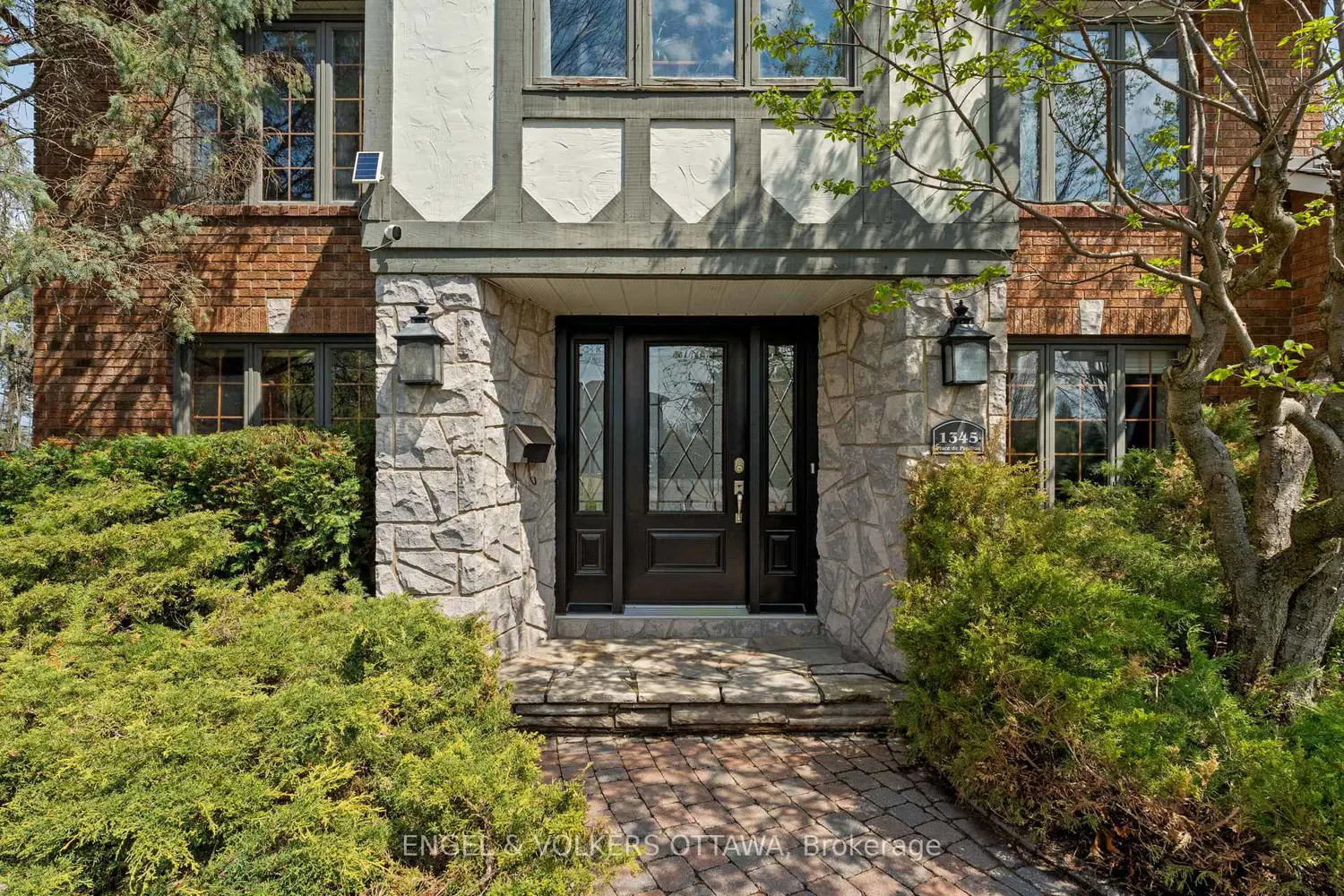 1345 De Papillon Place photo 4