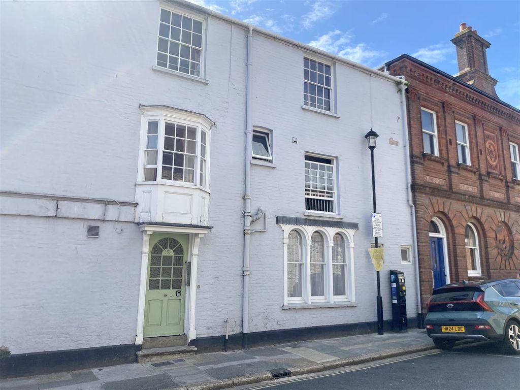 2 bed flat to rentLugley Street, Newport PO30