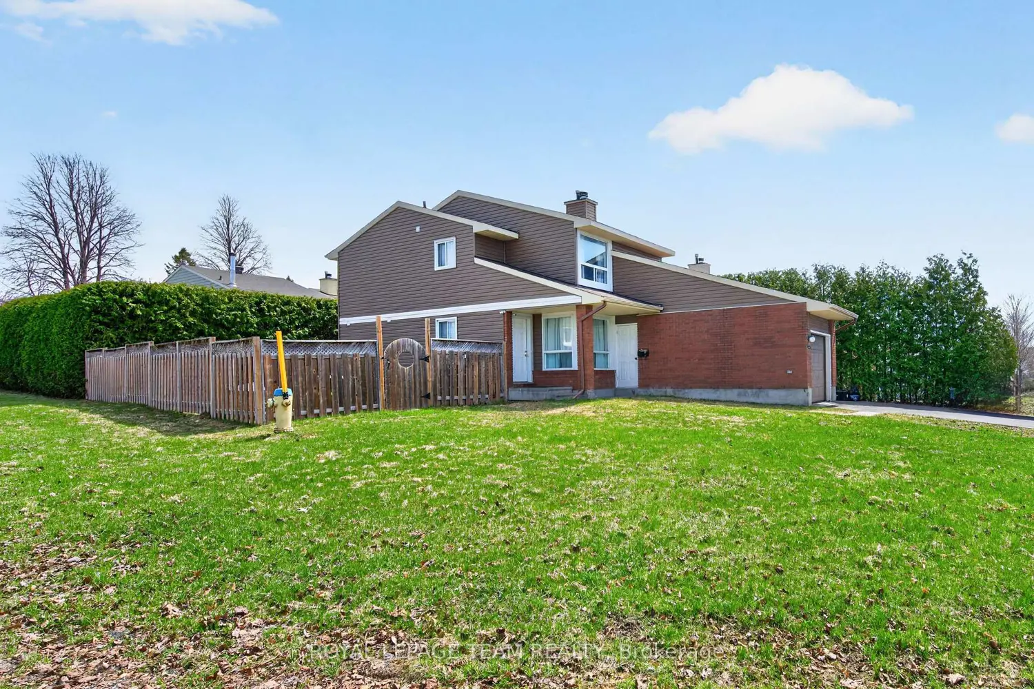 1631 Saxony Crescent photo 2