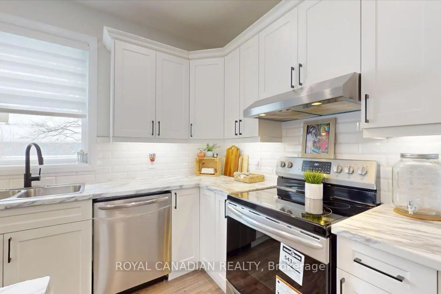131 Elora Street photo 3