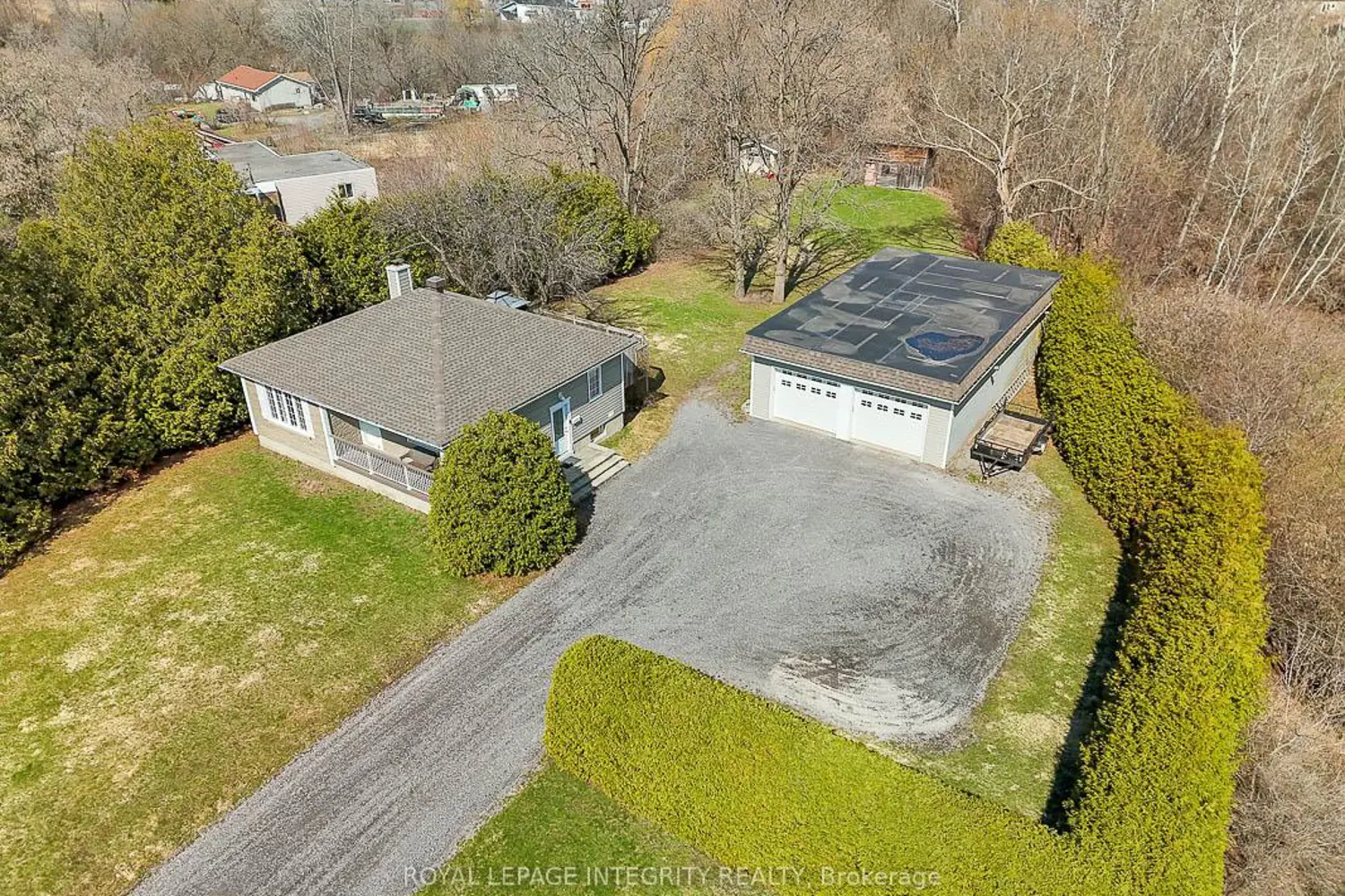 1099 Old Montreal Road photo 5