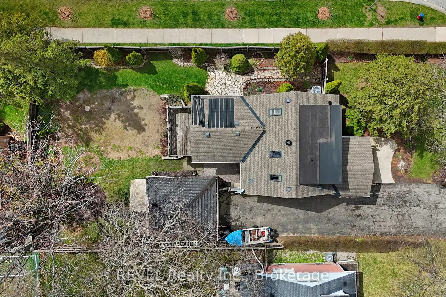 1367 St Marys Crescent photo 2