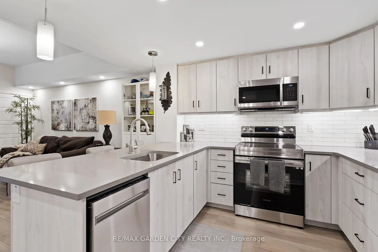 Additional image 10 of 3998 Victoria Avenue 105