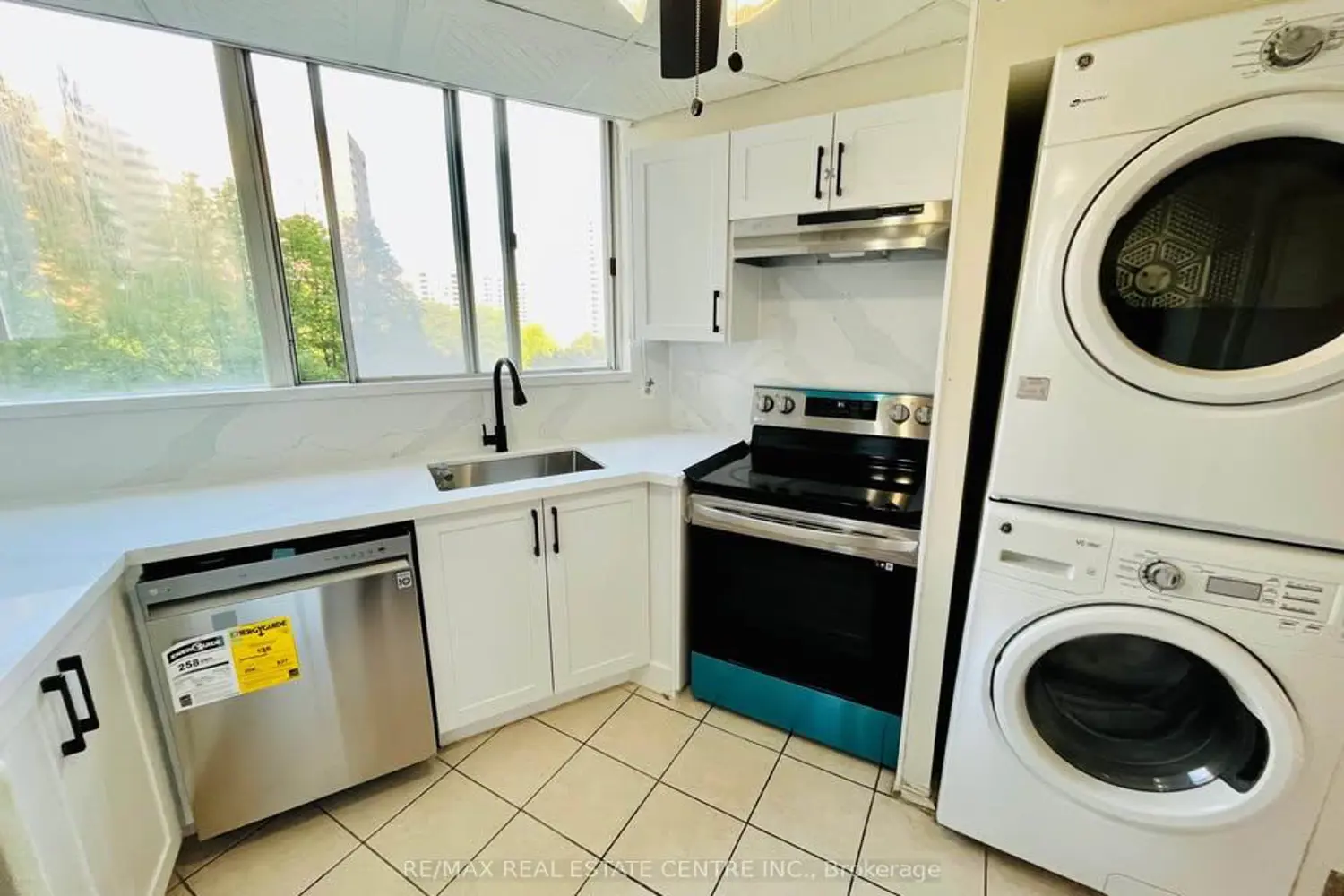 Additional image 4 of 3700 Kaneff Crescent 501
