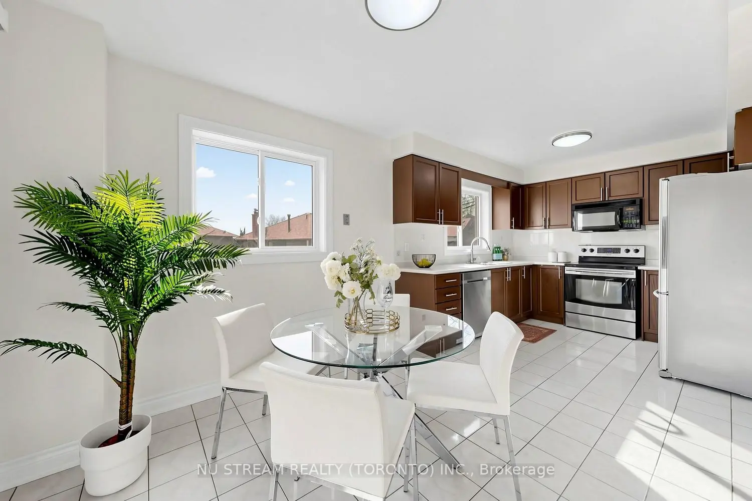 528 Veale Place photo 5