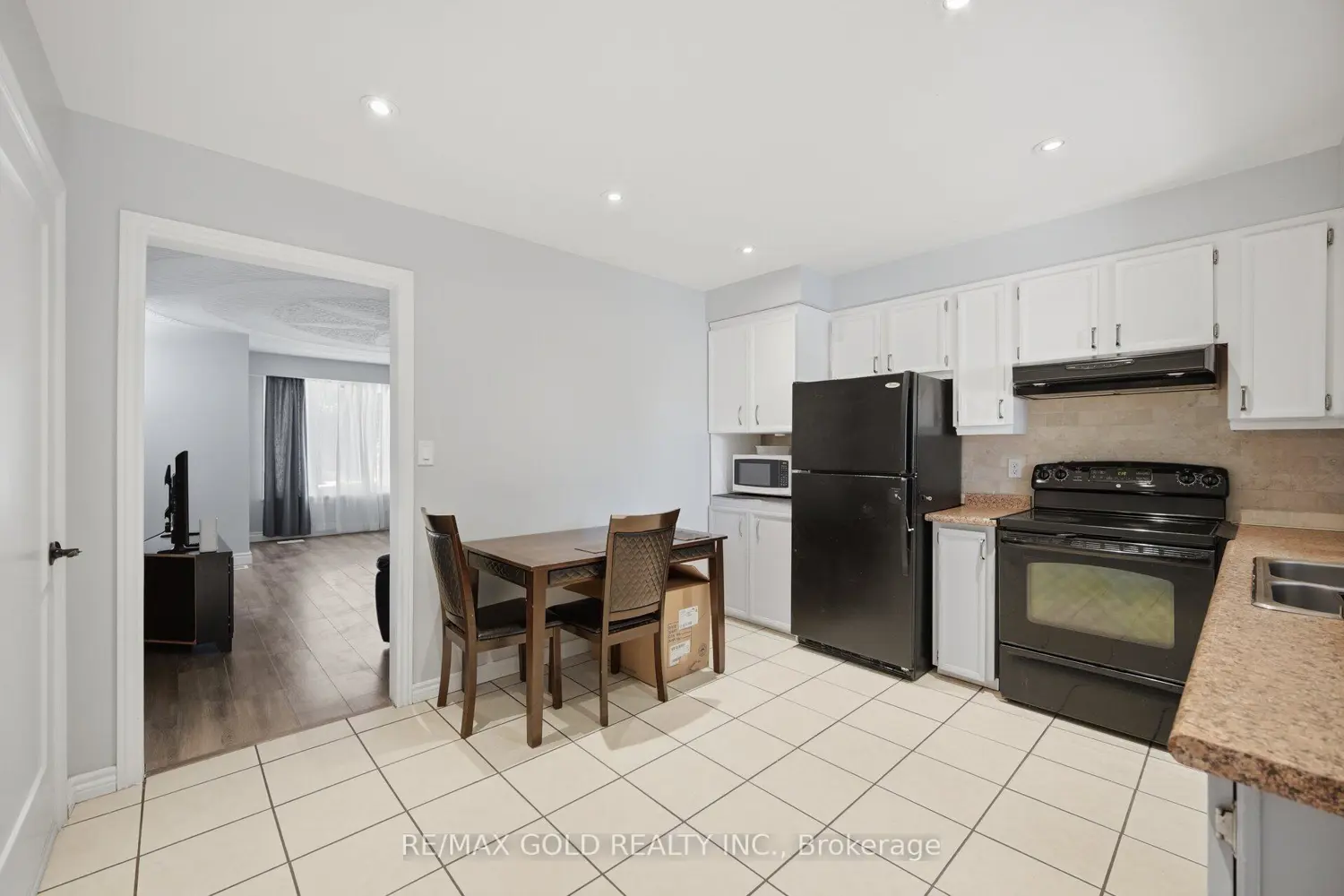 784 Douglas Street photo 3