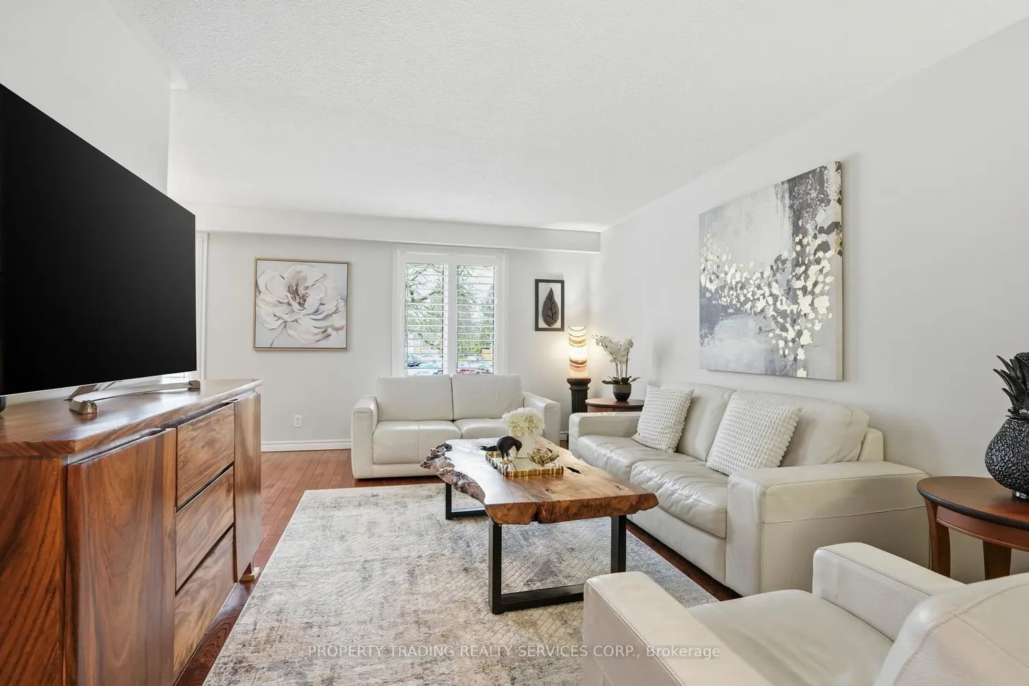 696 Francis Road photo 2