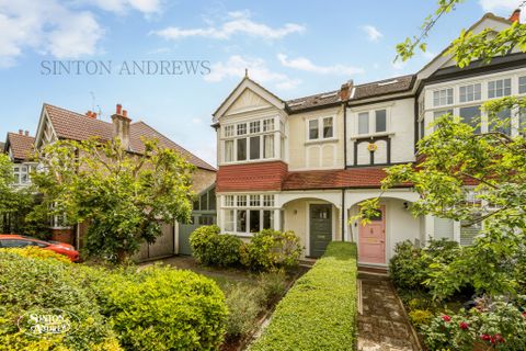 Queens Gardens, Ealing W5