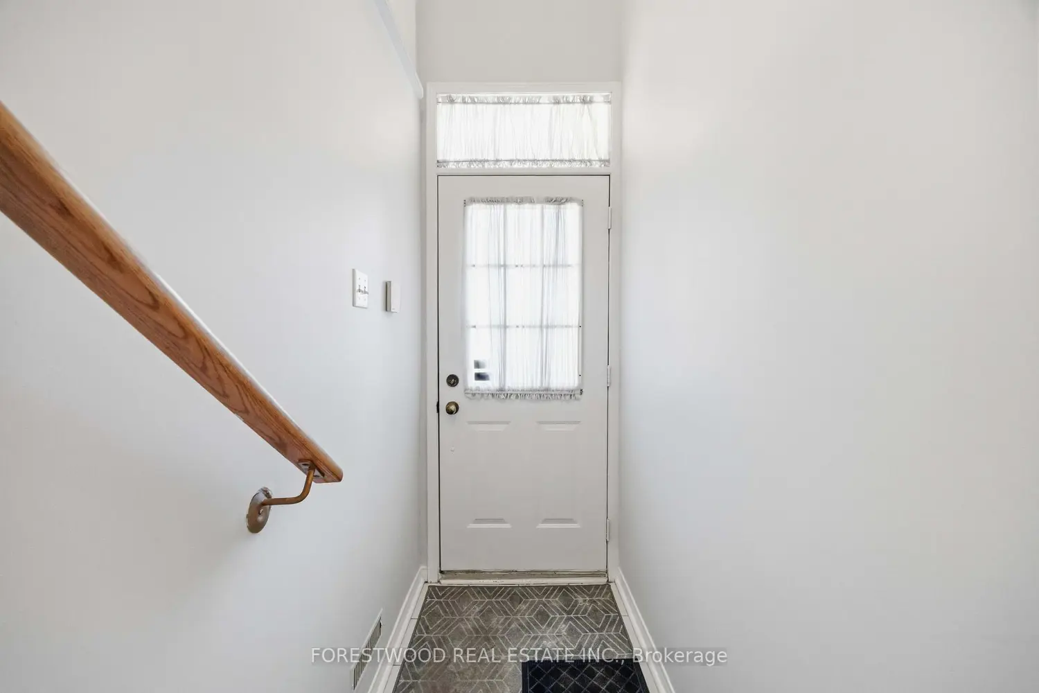 48 Pioneer Avenue photo 3