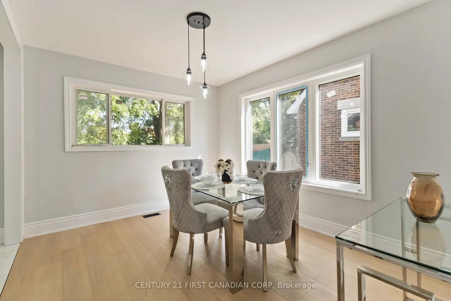 122 Windsor Crescent photo 3