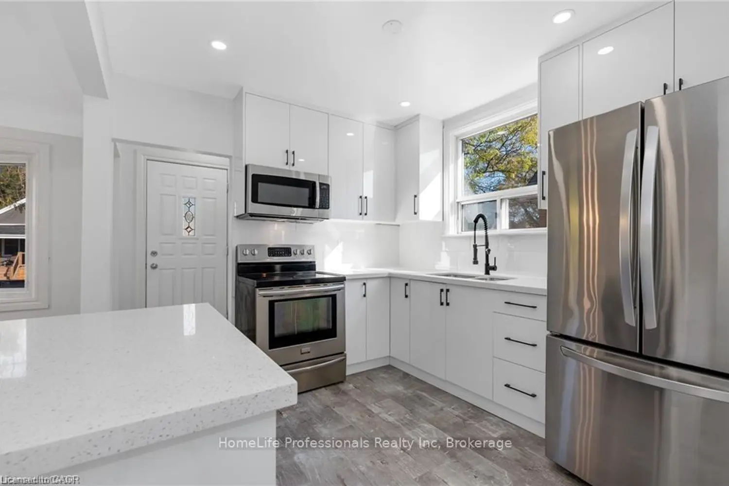 284 Brucedale Avenue photo 4