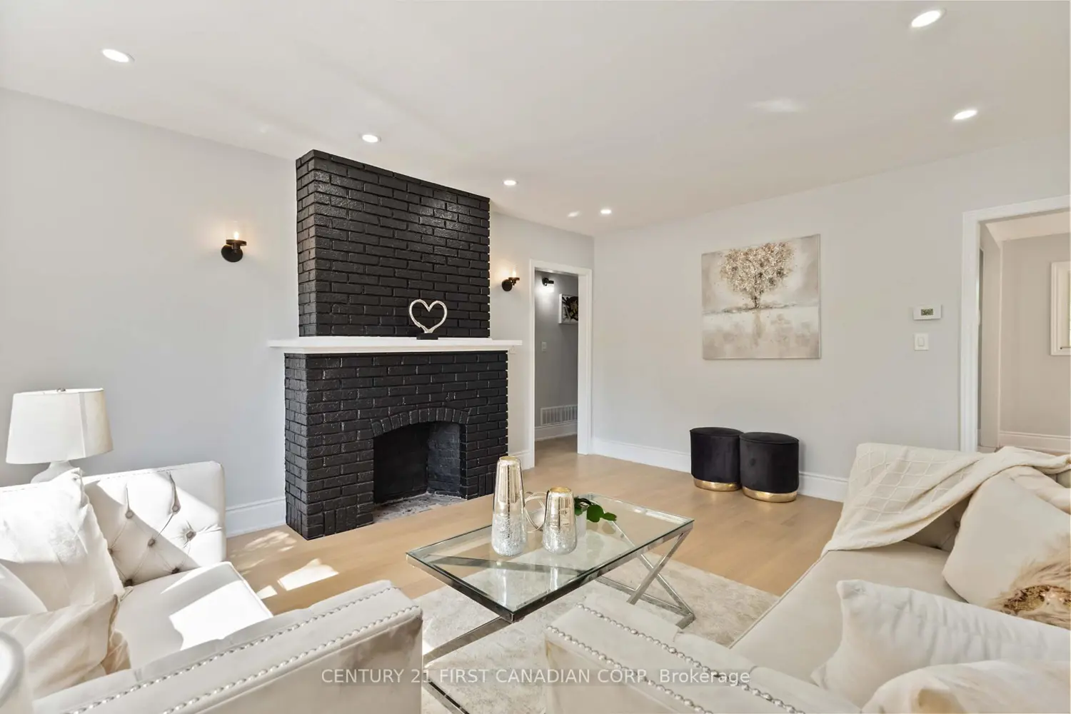 122 Windsor Crescent photo 2