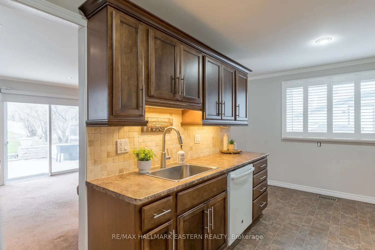 584 Paterson Street photo 3