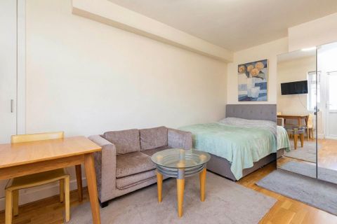 Hendon Way, London, (Inclusive Of Wifi, Water And Hot Water) NW2, Studio to rent