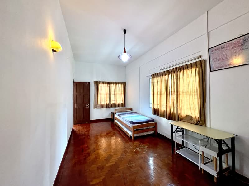 Simon Place photo 5