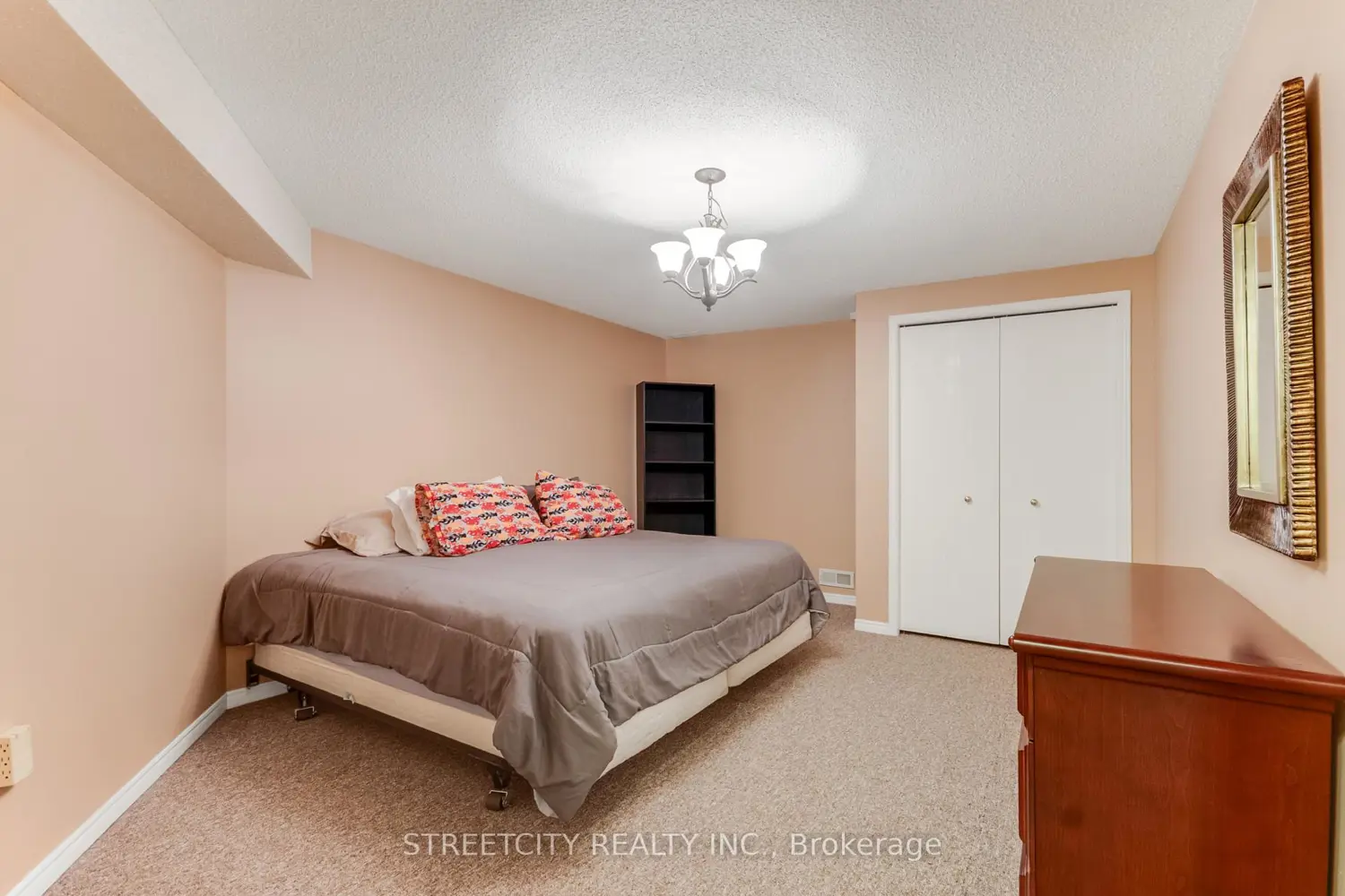 Additional image 17 of 861 Shelborne Street 34