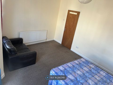 Cairns Crescent, Bristol BS2, Room to rent
