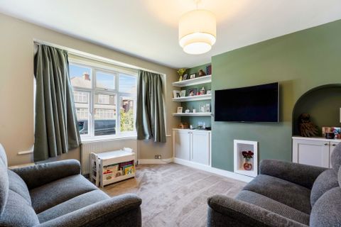 Gander Green Lane, Sutton SM1